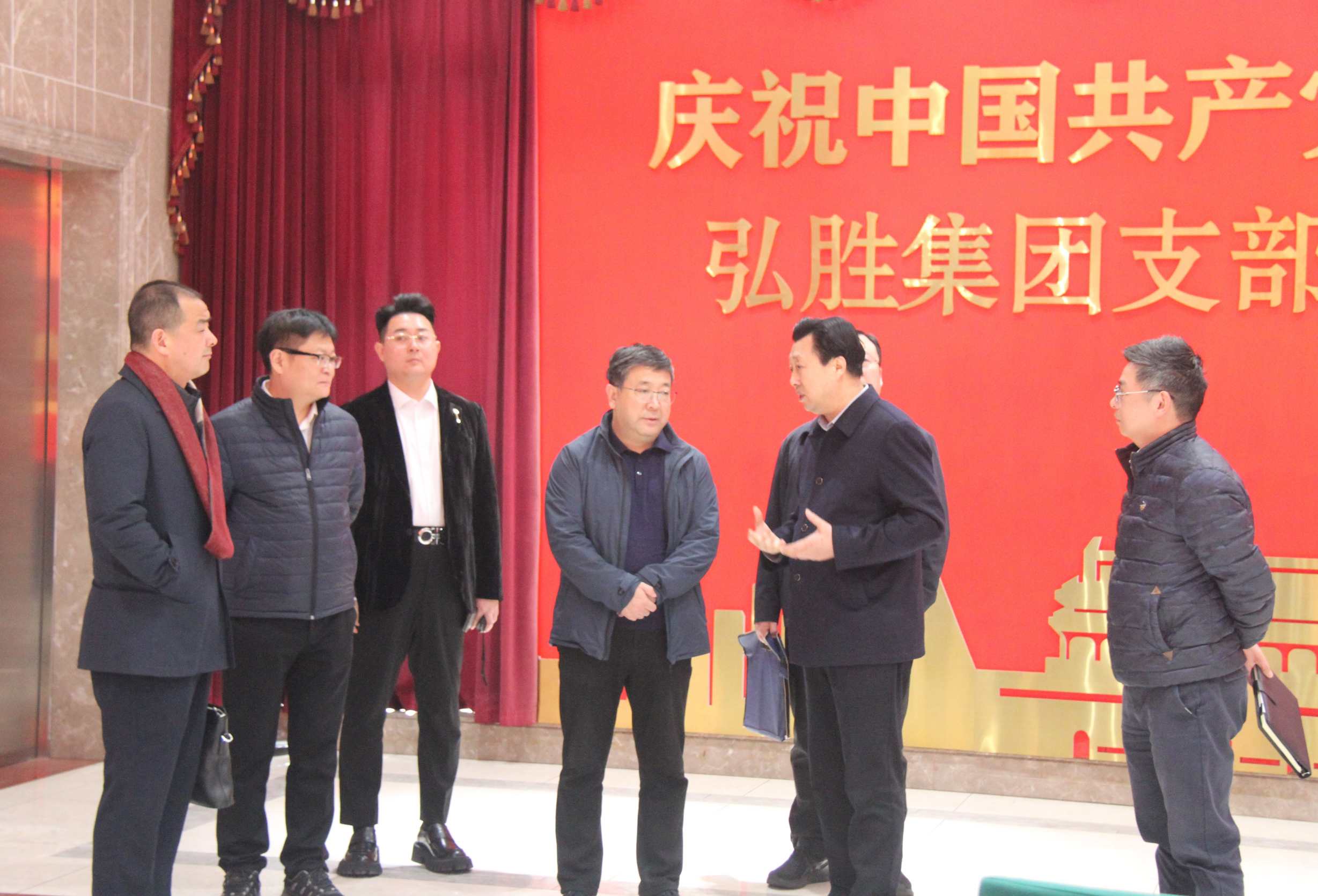 中国国家铁路集团有限公司货运部负责人周世暾、货运价格处处长肖睿、货运营销处副处长何杰一行在中国铁路广州局集团货运部主任张轶弘、副主任罗盛秋、广深铁路物流中心主任宋海涛、广州铁路物流中心总经理鲁尚锋的陪